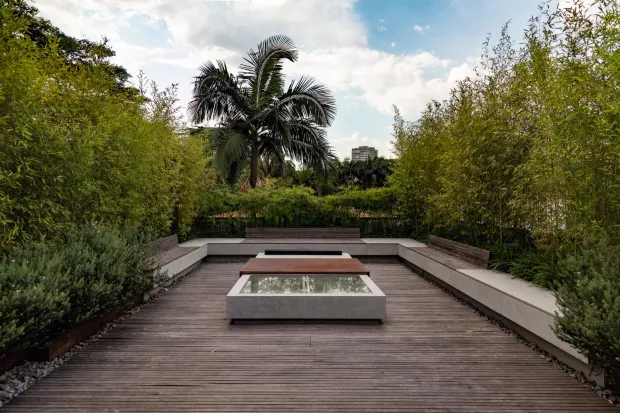 piscina-em-meio-a-deque-de-madeira-img_4388